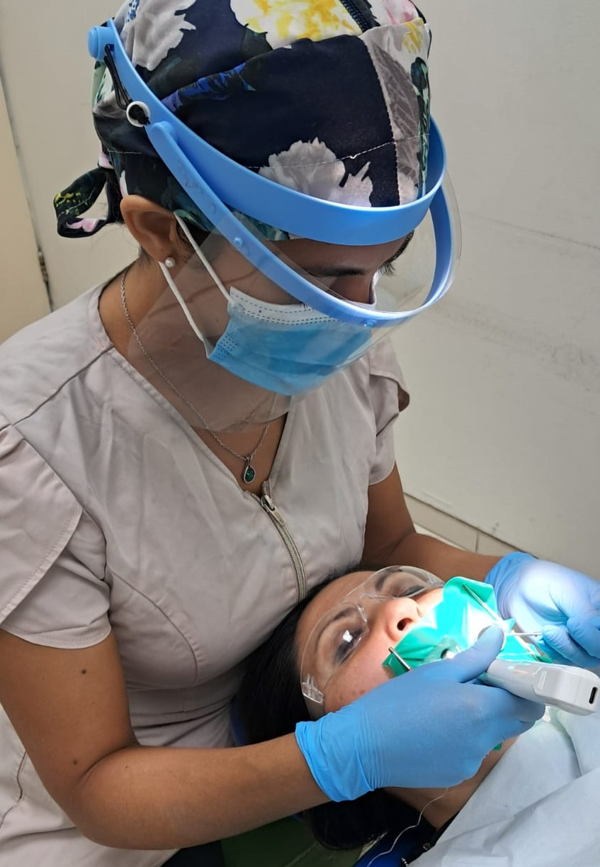 Dra. Daniela Figueroa realizando atención clínica