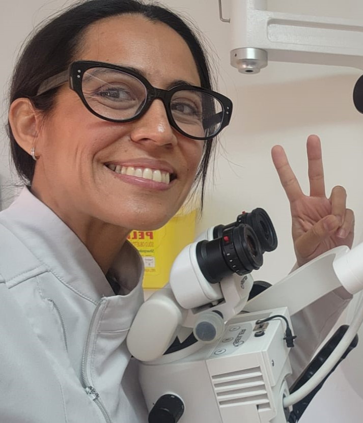 Dra. Daniela Figueroa junto al microscopio operatorio